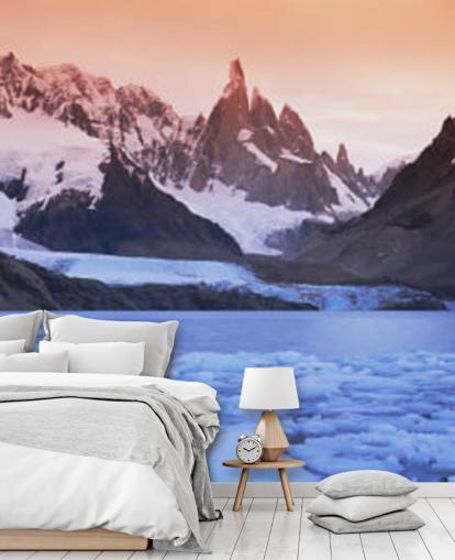 fondo de pantalla de aguas heladas y montañas nevadas