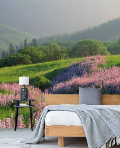 fleurs sauvages violet clair et rose dans le champ avec des collines vertes papier peint