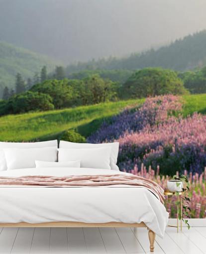 fiori selvatici viola chiaro e rosa in campo con carta da parati verde colline