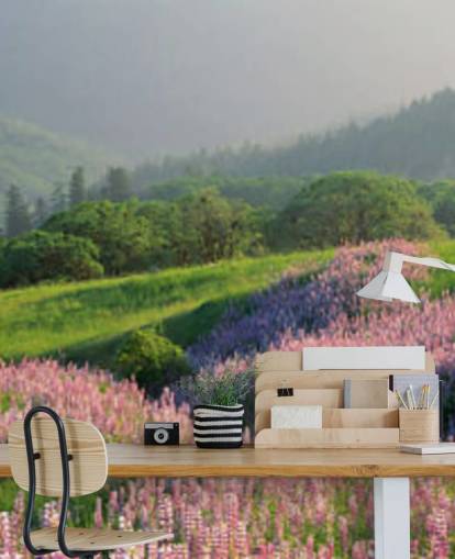 fleurs sauvages violet clair et rose dans le champ avec des collines vertes papier peint fleurs sauvages violet clair et rose dans le champ avec des collines vertes papier peint