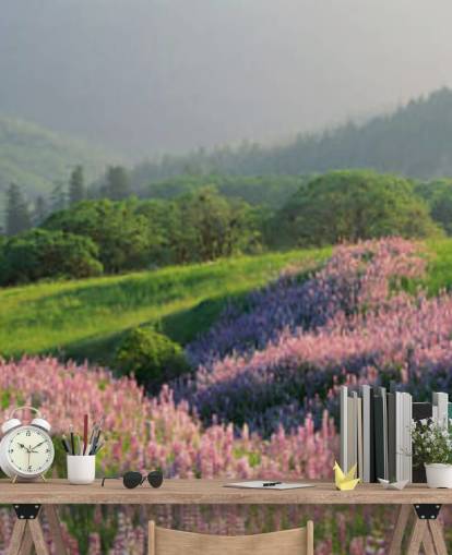 fiori selvatici viola chiaro e rosa in campo con carta da parati verde colline