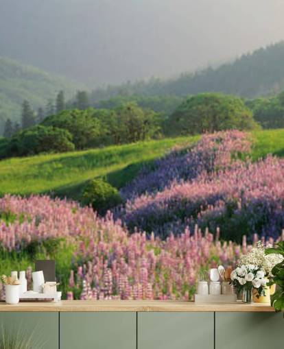 fleurs sauvages violet clair et rose dans le champ avec des collines vertes papier peint fleurs sauvages violet clair et rose dans le champ avec des collines vertes papier peint