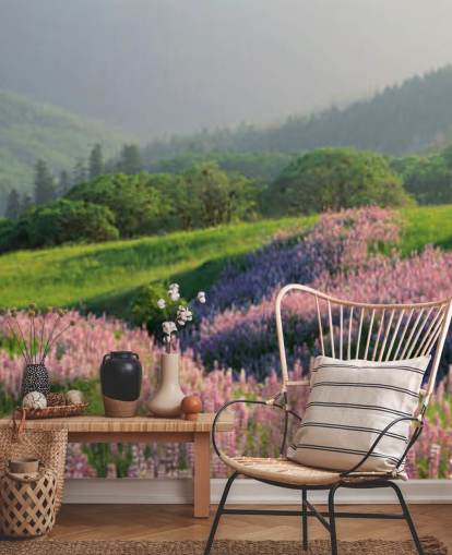 lys lilla og rosa ville blomster i feltet med grønne åser tapet