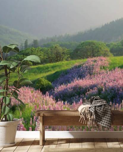 flores silvestres roxas e rosa claras em campo com papel de parede colinas verdes