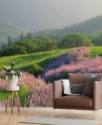 fleurs sauvages violet clair et rose dans le champ avec des collines vertes papier peint