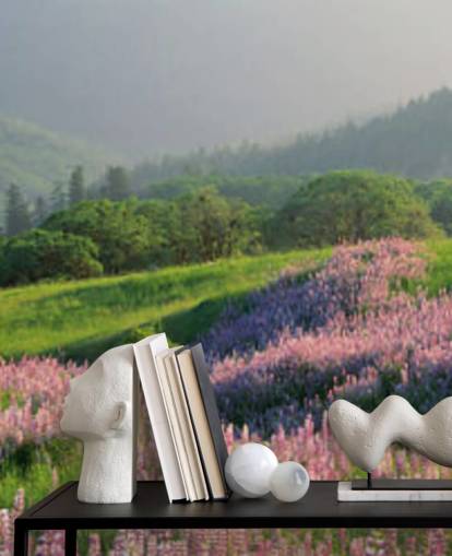 fleurs sauvages violet clair et rose dans le champ avec des collines vertes papier peint