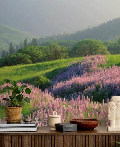 fleurs sauvages violet clair et rose dans le champ avec des collines vertes papier peint