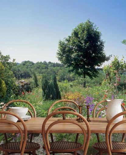 Schilderachtige Engelse tuin in zomermuurschildering Schilderachtige Engelse tuin in zomermuurschildering