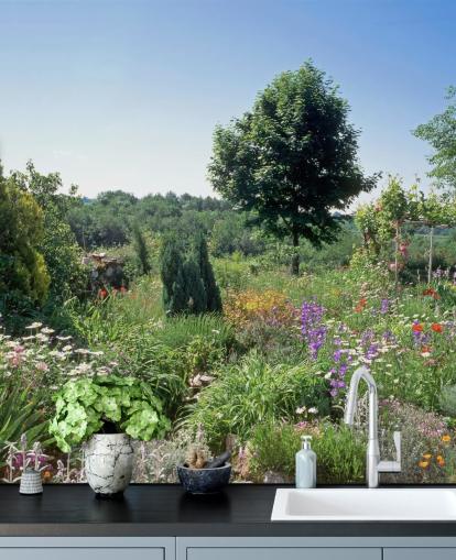 Décoration murale d'un jardin anglais pittoresque en été