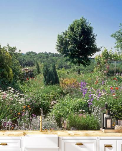Decorazione murale con giardino inglese in estate