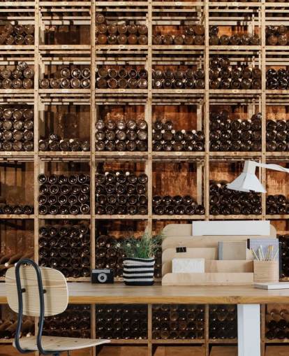 mural oscuro personalizable de papel pintado de bodega llamado Wine Racks de Image Source para restaurantes, cocinas y sótanos