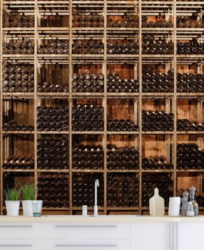 tumma muokattava viinikellarin taustakuvamaalaus nimeltä Wine Racks by Image Source ravintoloille, keittiöille ja kellareille