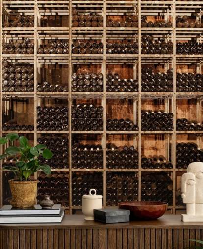 carta da parati murale scura personalizzabile con cantina di vini chiamata Wine Racks di Image Source per ristoranti, cucine e scantinati carta da parati murale scura personalizzabile con cantina di vini chiamata Wine Racks di Image Source per ristoranti, cucine e scantinati