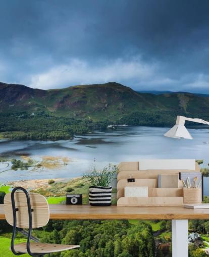 Carta da parati con lago e campagna verde