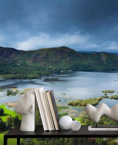 Carta da parati con lago e campagna verde