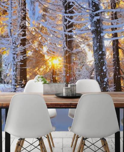 Muurschildering met sneeuw bedekte bomen