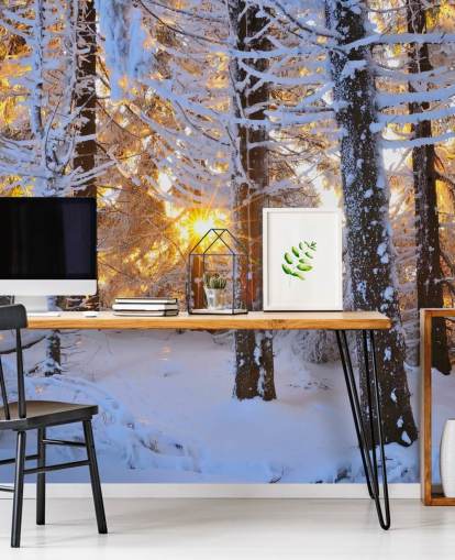 Muurschildering met sneeuw bedekte bomen