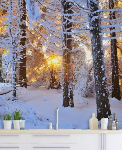 Muurschildering met sneeuw bedekte bomen