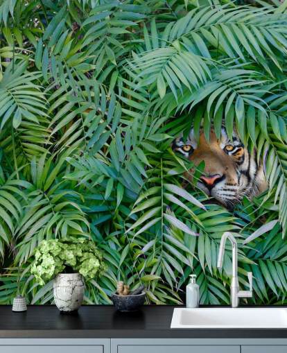 papier peint mural vert personnalisable en forme de tigre appelé Tiger Hide and Seek pour les salons