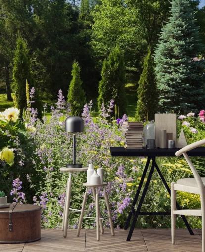 Charmante Britse tuin in zomermuurschildering 