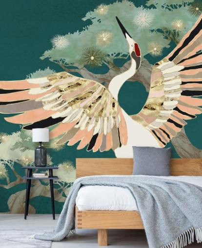 Papel pintado fondo verde con árboles orientales y grullas blancas con alas de color rosa y dorado