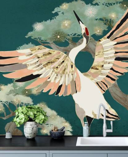 fundo verde com árvores orientais e guindaste branco com asas cor de rosa e dourado papel de parede