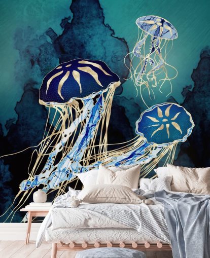 Blaue und goldene Quallentapete namens Floating Jellyfish III von SpaceFrog Designs für Schlafzimmer, Badezimmer und Flure