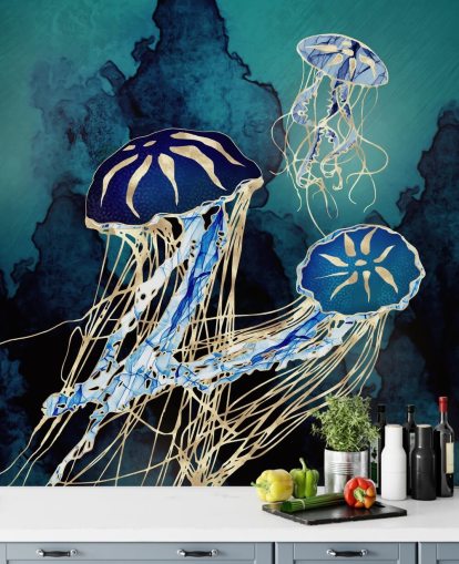 Carta da parati murale con meduse blu e oro chiamata Floating Jellyfish III di SpaceFrog Designs per camere da letto, bagni e corridoi Carta da parati murale con meduse blu e oro chiamata Floating Jellyfish III di SpaceFrog Designs per camere da letto, bagni e corridoi