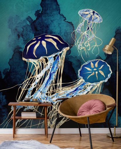 blauwe en gouden kwallen behangmuurschildering genaamd Floating Jellyfish III van SpaceFrog Designs voor slaapkamers, badkamers en gangen blauwe en gouden kwallen behangmuurschildering genaamd Floating Jellyfish III van SpaceFrog Designs voor slaapkamers, badkamers en gangen
