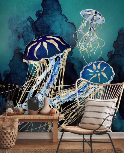 Carta da parati murale con meduse blu e oro chiamata Floating Jellyfish III di SpaceFrog Designs per camere da letto, bagni e corridoi
