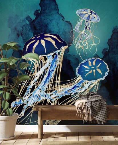 blauwe en gouden kwallen behangmuurschildering genaamd Floating Jellyfish III van SpaceFrog Designs voor slaapkamers, badkamers en gangen