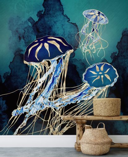 blå og guld vandmænd tapetmaleri kaldet Floating Jellyfish III af SpaceFrog Design til soveværelser, badeværelser og gange