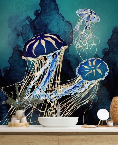 Carta da parati murale con meduse blu e oro chiamata Floating Jellyfish III di SpaceFrog Designs per camere da letto, bagni e corridoi Carta da parati murale con meduse blu e oro chiamata Floating Jellyfish III di SpaceFrog Designs per camere da letto, bagni e corridoi