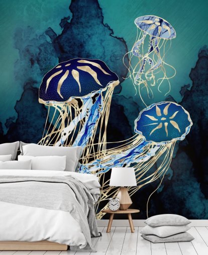 mural de papel de parede de medusa azul e dourada chamado Floating Jellyfish III da SpaceFrog Designs para quartos, banheiros e corredores