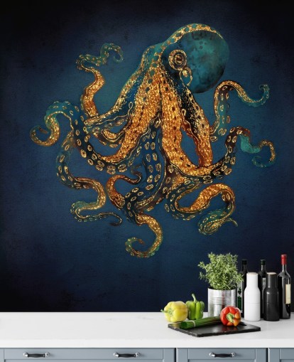 marineblauwe en gouden aanpasbare octopus behangmuurschildering genaamd Underwater Dream IV van SpaceFrog Designs voor badkamers