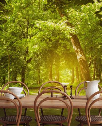 Glödande solen i grön skog Bakgrund
