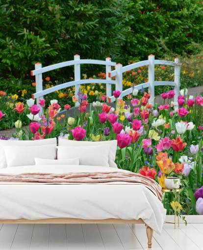 mural colorido de papel de parede de jardim chamado Keukenhof Tulips para salas de jantar e quartos