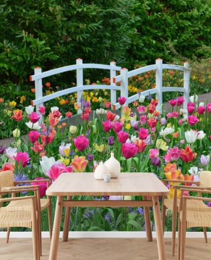 colorido mural de papel pintado de jardín llamado Keukenhof Tulips para comedores y dormitorios