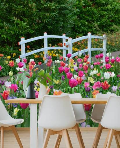 mural colorido de papel de parede de jardim chamado Keukenhof Tulips para salas de jantar e quartos
