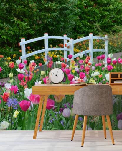 mural colorido de papel de parede de jardim chamado Keukenhof Tulips para salas de jantar e quartos