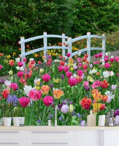 colorido mural de papel pintado de jardín llamado Keukenhof Tulips para comedores y dormitorios