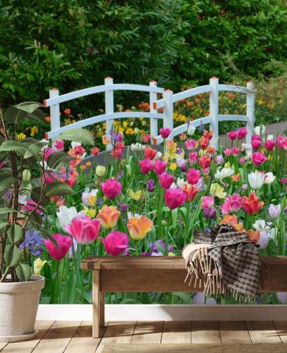 colorido mural de papel pintado de jardín llamado Keukenhof Tulips para comedores y dormitorios