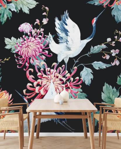 witte japanse kranen en donker bloemenbehang