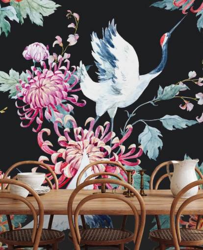 gru giapponesi bianche e carta da parati floreale scura