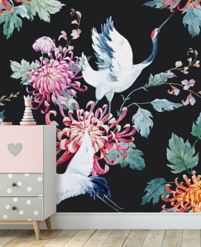 guindastes japoneses brancos e papel de parede floral escuro