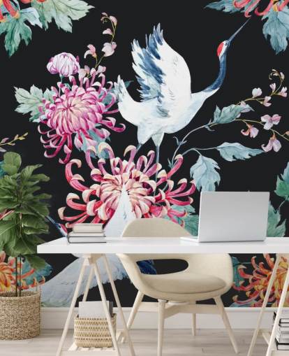 guindastes japoneses brancos e papel de parede floral escuro