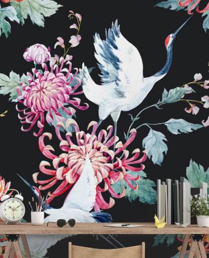 guindastes japoneses brancos e papel de parede floral escuro