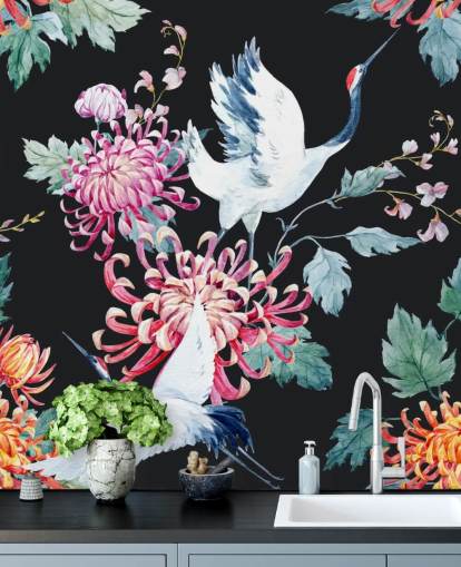 witte japanse kranen en donker bloemenbehang