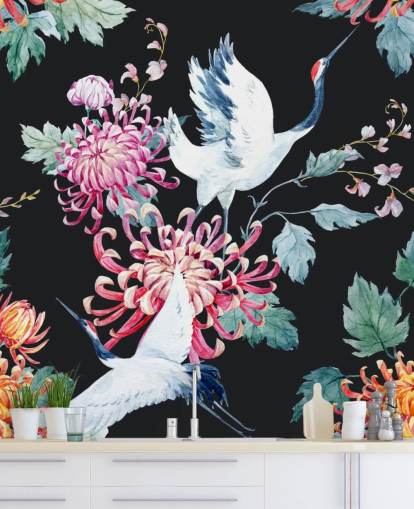 guindastes japoneses brancos e papel de parede floral escuro