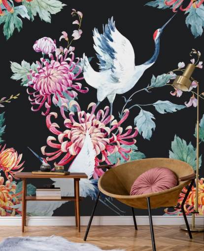 weiße japanische Kraniche und dunkle Blumentapete